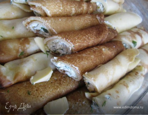 Блинчики выложить в форму смазаную маслом.
Между слоями, можно положить маленькие кусочки масла.