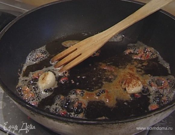 Разогреть в сковороде подсолнечное масло, слегка обжарить чеснок и чили.