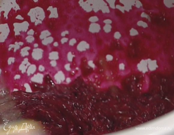 Добавить к свекле имбирь, мед, корицу, желтки, 90 мл оливкового масла, несколько капель ванильного экстракта, кукурузную муку, разрыхлитель, цедру и сок апельсина. Все перемешать.