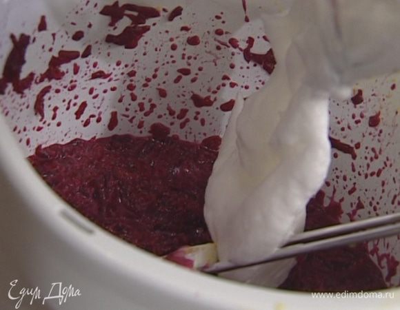 Взбить белки со щепоткой соли в крепкую пену и ввести в свекольное тесто.