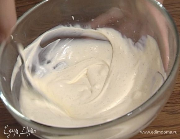 Приготовить крем, перемешав сметану, апельсиновый ликер и несколько капель ванильного экстракта. 

 
