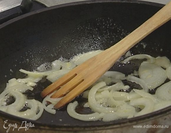 Разогреть в сковороде сливочное масло и слегка обжарить нарезанный лук.