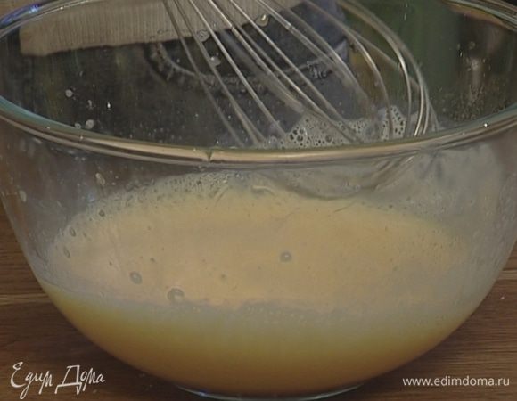 Яйца взбить венчиком со щепоткой соли. Продолжая взбивать, добавить растительное масло и молоко. 