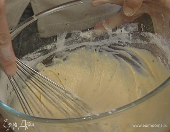 Муку соединить с дрожжами, всыпать в получившуюся массу и перемешать. 