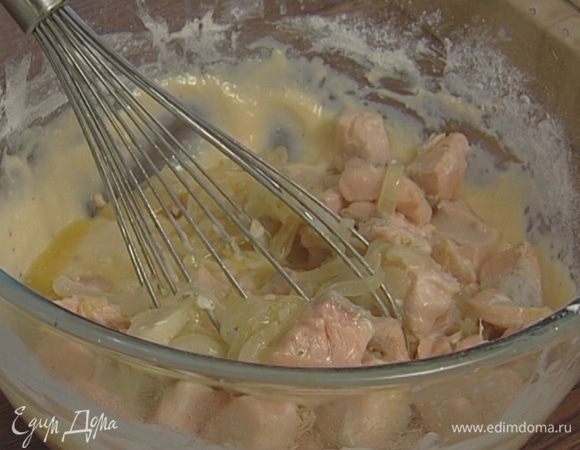 Выложить в тесто обжаренную рыбу с луком, добавить щепотку розового перца. 