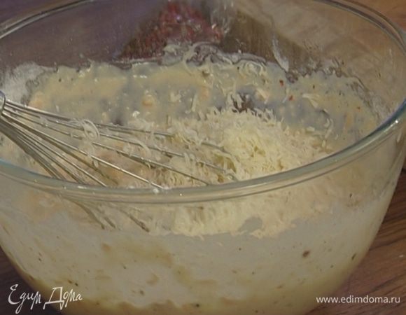 Сыр натереть на мелкой терке, добавить в тесто, перемешать и оставить на 40 минут в теплом месте.