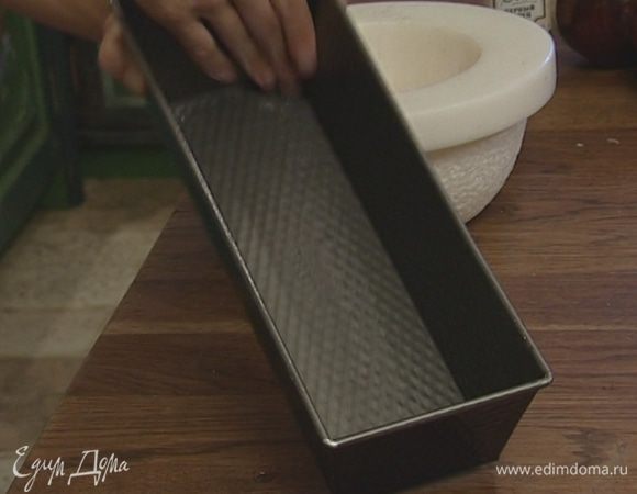 Смазать высокую форму для выпечки растительным маслом. 