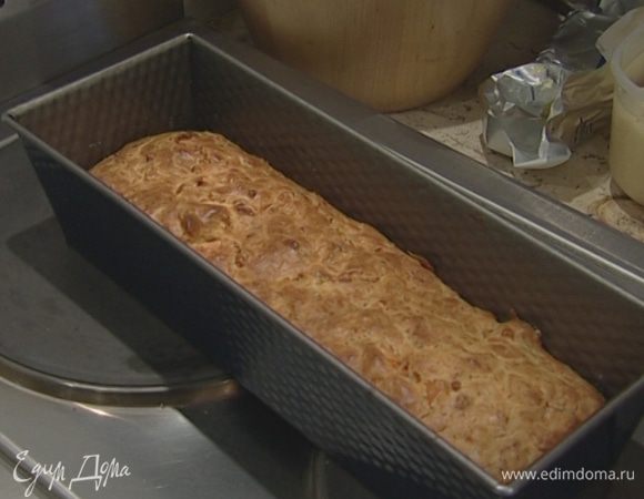 Обмять подошедшее тесто и выложить в форму. Выпекать пирог в разогретой духовке 20−25 минут.