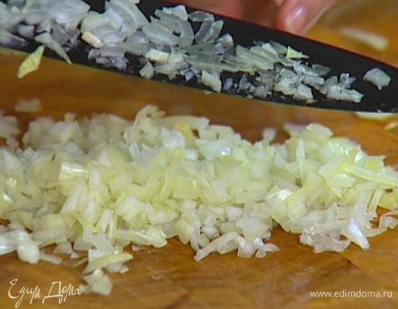 Лук почистить и мелко нарезать.