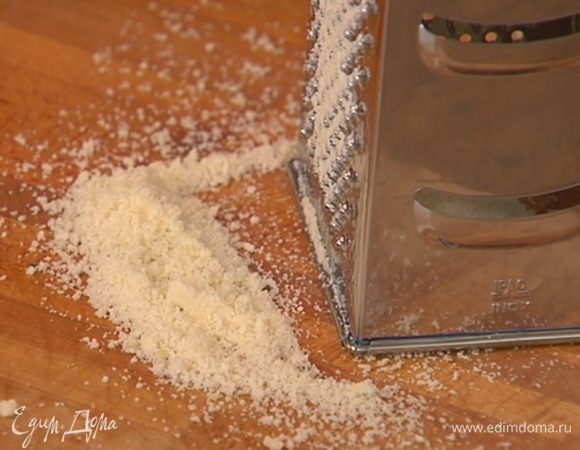 Сыр натереть на мелкой терке.