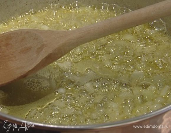 Растопить в тяжелой сковороде половину сливочного масла и обжарить лук до прозрачности. 