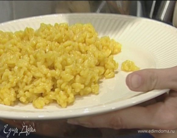 Подавать тут же, посыпав оставшимся натертым пармезаном. 