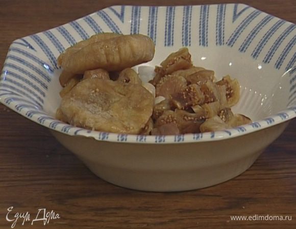 Все сухофрукты довольно мелко нарезать, так чтобы они были примерно одинакового размера.