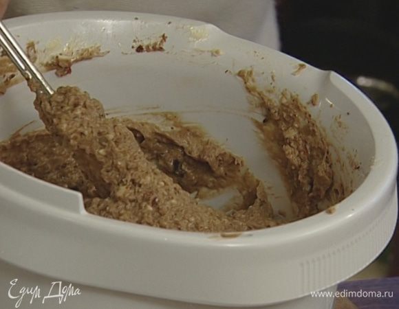 Добавить измельченные миндаль и фундук.