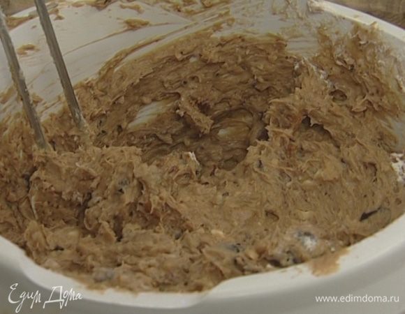 Ввести просеянную муку, разрыхлитель и все вымешать.