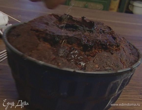 Круглую высокую форму смазать маслом, присыпать мукой и выложить в нее тесто. Выпекать 10–15 минут при температуре 180°С, затем убавить до 160°С и держать пирог в духовке еще 45 минут, прикрыв сверху бумагой для выпечки. Проверить готовность, проткнув пирог спичкой или деревянной палочкой, ― если на ней остается непропеченное тесто, вернуть в духовку и продолжать выпекать до готовности.