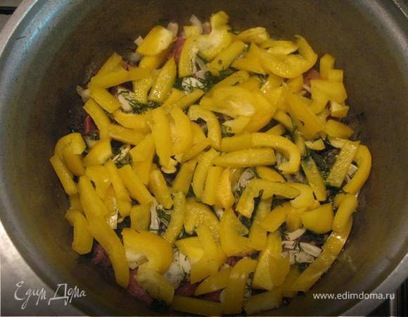 Добавить перец. Можно взять перец разных цветов, будет очень ярко и красиво. Немного посолить