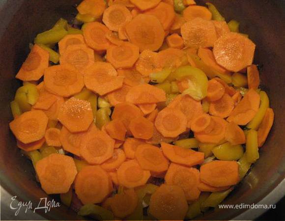 Добавить морковь, нарезанную тонкими кружочками. Немного посолить
