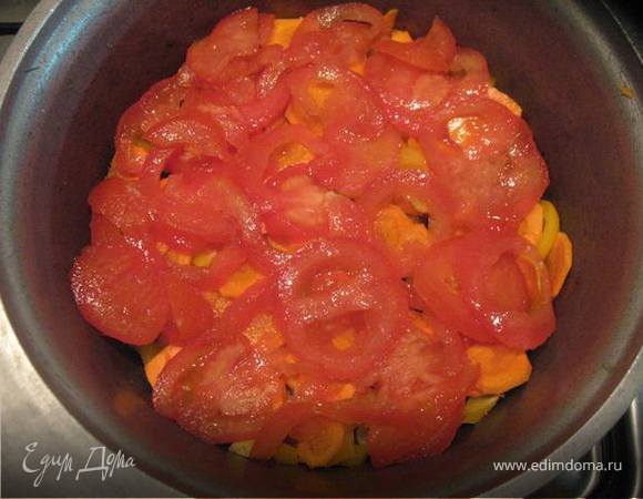 Добавить помидоры, нарезанные кружочками. Посолить немного