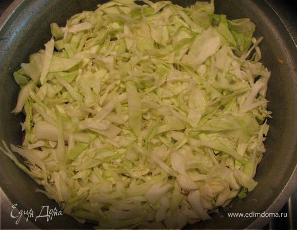 Капуста, мелко нашинкованная, немного посолить. 