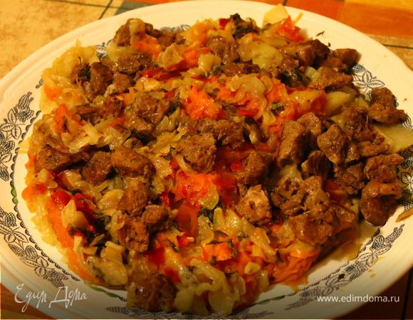 Закрыть крышкой, и поставить на маленький огонь. Тушить, не перемешивая около 1,5 часа. Затем аккуратно слить через крышку получившийся соус-бульон. Далее перевернуть кастрюлю на большую тарелку. Картофель окажется внизу, а мясо наверху. Подавать на стол на большой тарелке. 