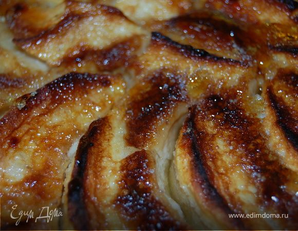  Мужу очень понравился этот пирог, хоть он и не сластена, потребовал на следующий день повтора – я была просто счастлива!  Первый раз пекла просто так, а во второй раз, буквально на следующий день, решила остудить и посыпать коричневым сахаром и отправить под гриль, чтоб еще и сверху карамелька получилась! Но тут оказалось - что яблокам такой солярий не очень полезен, через чур они "загорели", так что если хотите сверху карамель - придется сделать ее отдельно и полить сверху, что я и сделала! Всем приятного аппетита!