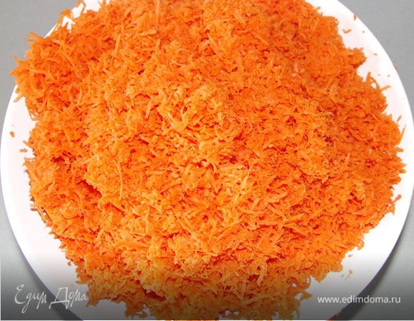 Морковь помыть,почистить и натереть на мелкой тёрке.Морковь лучше всего взять сочную и вкусную:)От её вкуса зависит вкус пирога.Чем вкуснее морковь,тем вкуснее пирог!