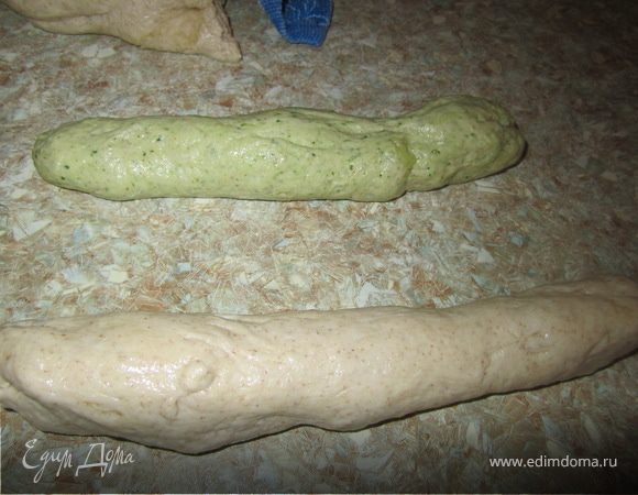 Тесто разделить на небольшие кусочки, и скачать валики.