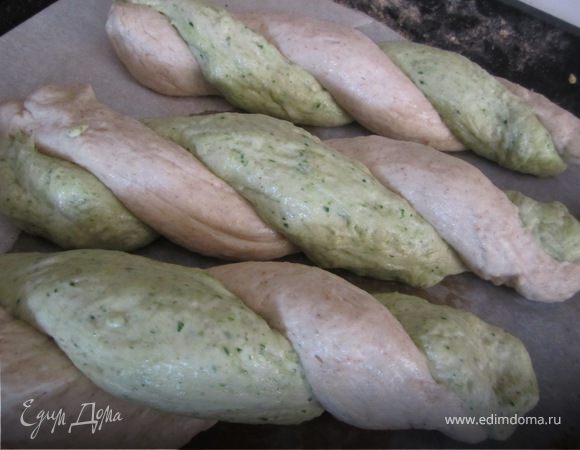 Берём шпинатный и простой валик и скручиваем.