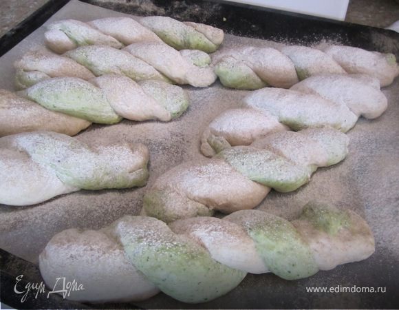 Булочки посыпать ржаной мукой, дать постоять 10-15 минут.
Духовку включить на 180 гр.