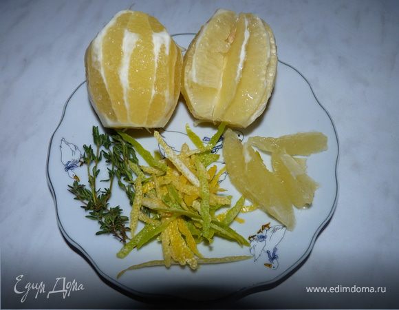 Натереть кожуру лимона на тёрке. Срезать кожуру лимона, включая белый слой кожицы. Прорезать дольки вдоль плёночек, отделяя филе и собирая выделяющийся сок. Плёночки хорошо отжать, они содержат много сока. 