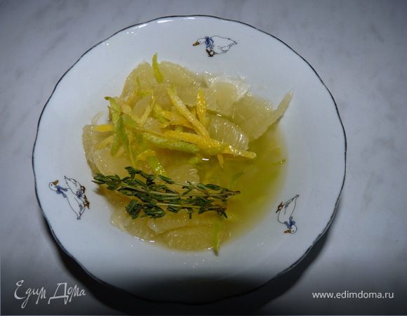 Цедру соединить с соком, очищенными дольками, сахаром, тимьяном. Довести до кипения, проварить 5 минут на слабом огне. Охладить, после чего ещё раз довести до кипения и сразу снять с огня. Получается густой джем.