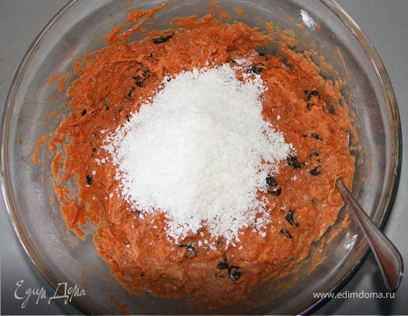 Кокосовую стружку...