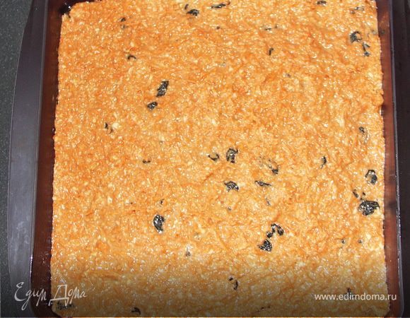 Перекладываем тесто в форму...