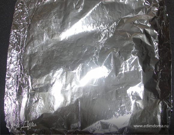 Накрываем фольгой и ставим в разогретую до 160С духовку.И можно на 1.5 часа забыть про пирог;)