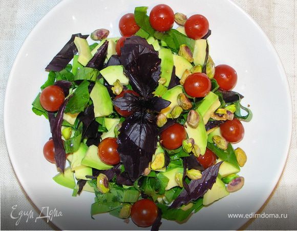 Авокадо,черемшу и базилик порезать.Добавить помидорчики,фисташки..Полить маслом,перемешать..и приятного аппетита!:))