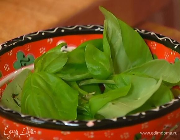 Листья базилика порвать руками.