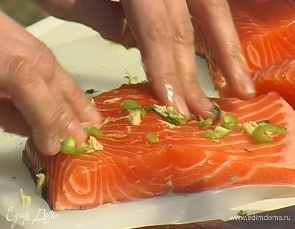 Перемешать цедру лайма, имбирь, чили, базилик и щепотку соли. Этой смесью натереть семгу и оставить на 20-30 минут.