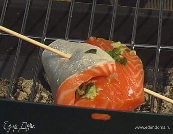 Сложить каждый кусок рыбы пополам, скрепить зубочистками или другими остро заточенными палочками и жарить на гриле 5-8 минут.