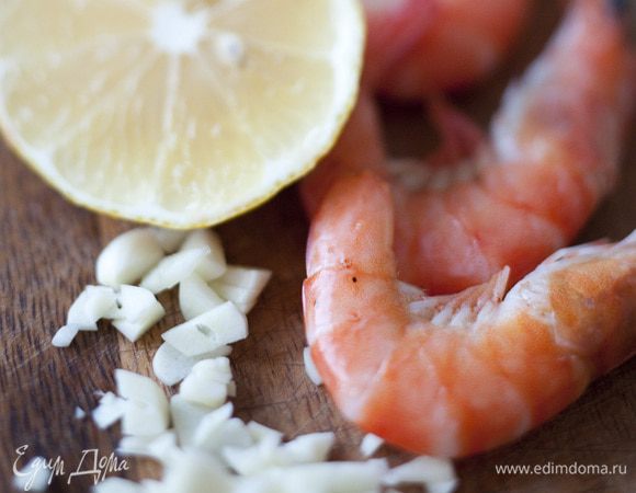 Приготовить маринад, соединив 2 ст. ложки оливкового масла, измельченный чеснок, листья розмарина, половину лимонного сока и щепотку соли.