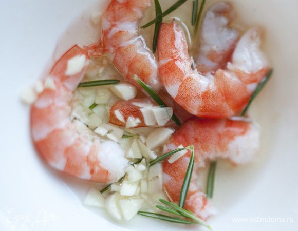 Очищенные креветки отправить на 10 минут в маринад, затем жарить несколько минут на гриле.