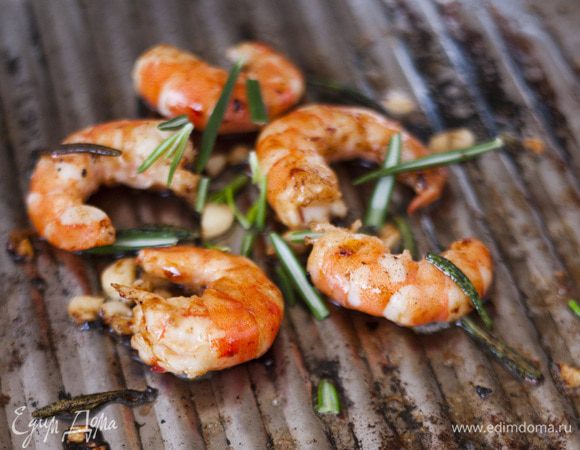 Креветки в панцире слегка раскрыть, сделав надрез вдоль брюшка. Полить оставшимся оливковым маслом и соком лимона, посолить и жарить несколько минут на гриле.