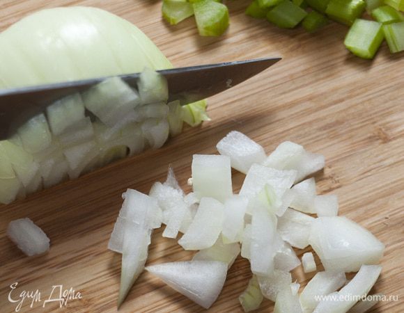 Лук почистить и очень мелко порубить.