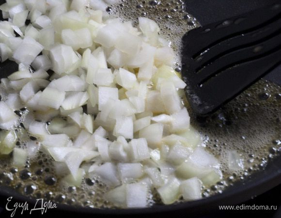 Разогреть в глубокой сковороде сливочное и оливковое масло, добавить лук и сельдерей, обжаривать 5—6 минут до прозрачности лука, добавить щепотку соли.