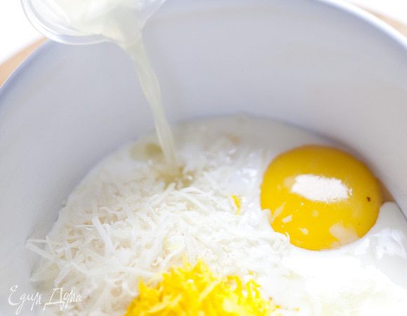 Смешать желток, сливки, половину сыра, цедру и сок лимона и добавить в ризотто, перемешать и снять с огня.