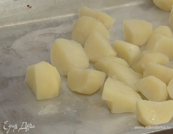Картофель отварить до полуготовности.