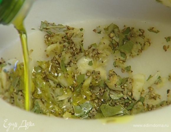 Лавровые листья покрошить в ступку, добавить чеснок, щепотку соли, влить оливковое масло и измельчить все в кашицу.