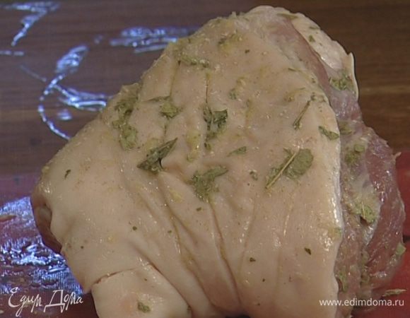 В мясе сделать ножом надрезы, заполнить их чесночной заправкой, а оставшейся заправкой обмазать мясо со всех сторон и оставить мариноваться на 20−30 минут.