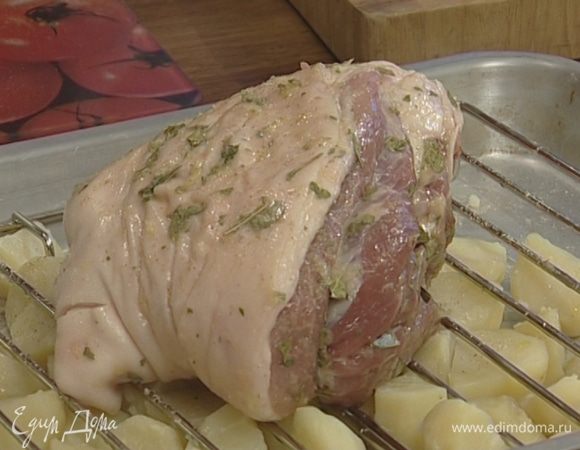 На средний уровень духовки поместить решетку для запекания, на нее положить свиную рульку, посыпав ее черным перцем. Под решетку поставить пустой противень, куда будет стекать вытопившийся из рульки жир. Запекать свинину 10 минут, затем уменьшить температуру до 160°С и запекать еще час.