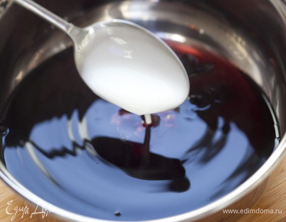 Приготовить сироп: в кастрюлю с вином, в котором варились груши, добавить ликер, разведенный крахмал и варенье; помешивая, подержать 1–2 минуты на огне, пока сироп не загустеет.